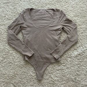 Abercrombie & Fitch Taupe scoop neck Long Sleeve Bodysuit size small